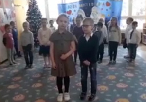 dzieci stojąc mówią wiersze