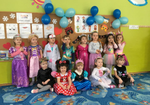 Dziewczynki przebrane za księżniczki, Minnie, lekarkę, jednorożce i kotki pozują do zdjęcia