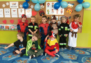 Chłopcy przebrani za Spidermenów, strażaków, Cezara, dinozaura, papugę, misia i pirata pozują do zdjęcia