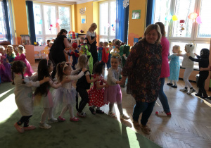 Dzieci tańczą na balu robiąc pociąg z wychowawczynią