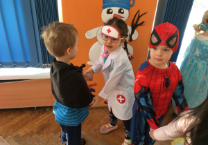 Lekarka trzyma pirata za ręce, obok tańczy Spiderman