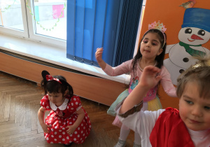 Dziewczynki przebrane za Minnie i księżniczkę tańczą