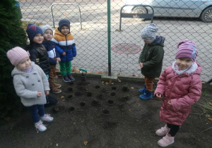 dzieci szykują się do sadzenia cebulek tulipanów