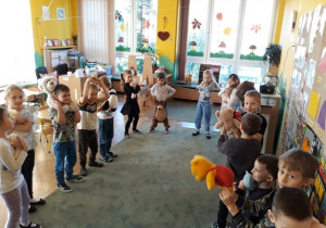 Dzieci tańczą i przytulają swoje pluszaki podczas zabaw ruchowych przy muzyce
