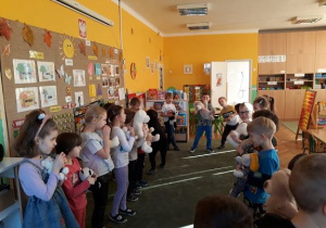 Przedszkolaki tańczą z misiami