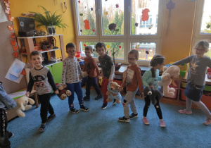 Dzieci tańczą z pluszakami