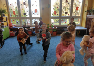 Dzieci tańczą tworząc parę ze swoim pluszakiem