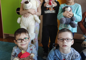 Pięcioro dzieci pozuje do zdjęcia ze swoim pluszakiem